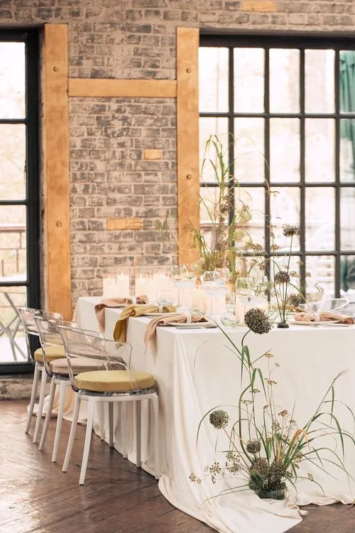 Горчичные и бежевые акценты за прямоугольным столом