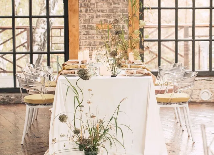 Горчичные и бежевые акценты за прямоугольным столом