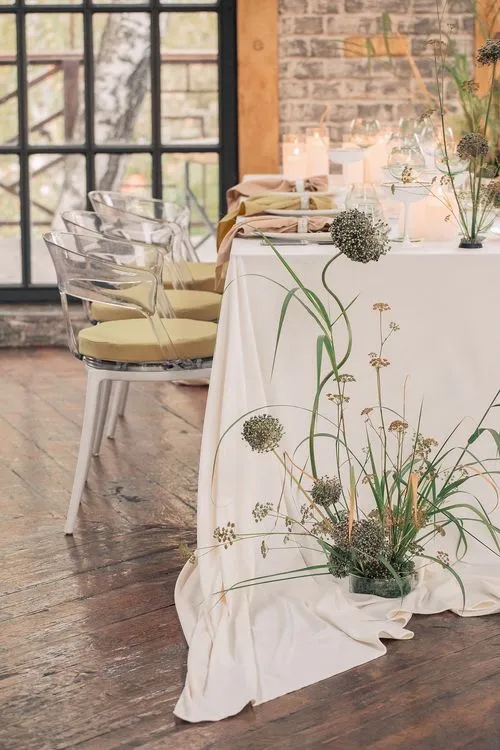 Горчичные и бежевые акценты за прямоугольным столом