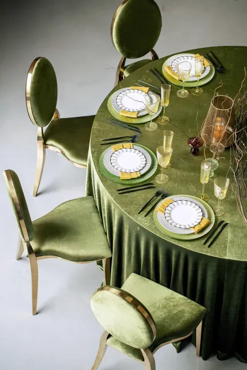 Королевский зеленый бархатный сет за круглым столом