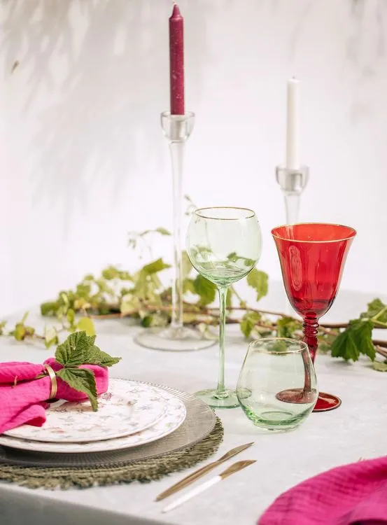 Красные акценты за прямоугольным столом