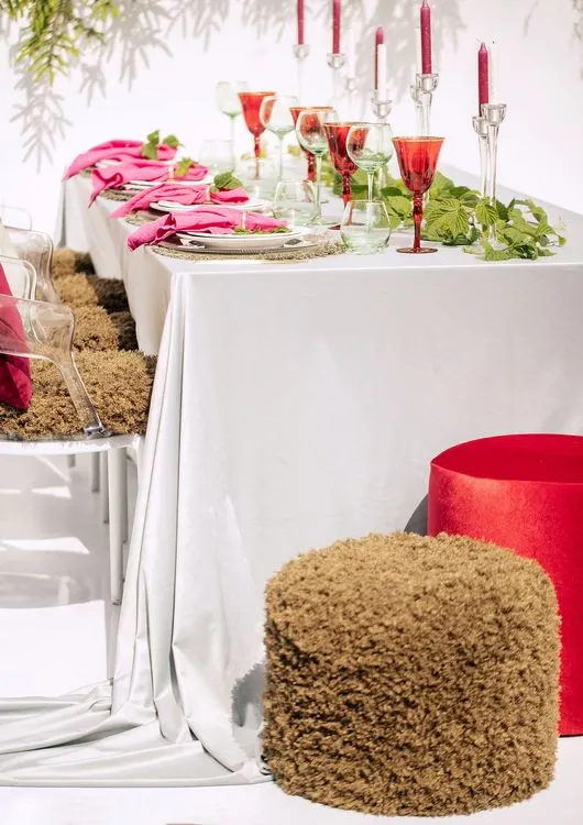 Красные акценты за прямоугольным столом