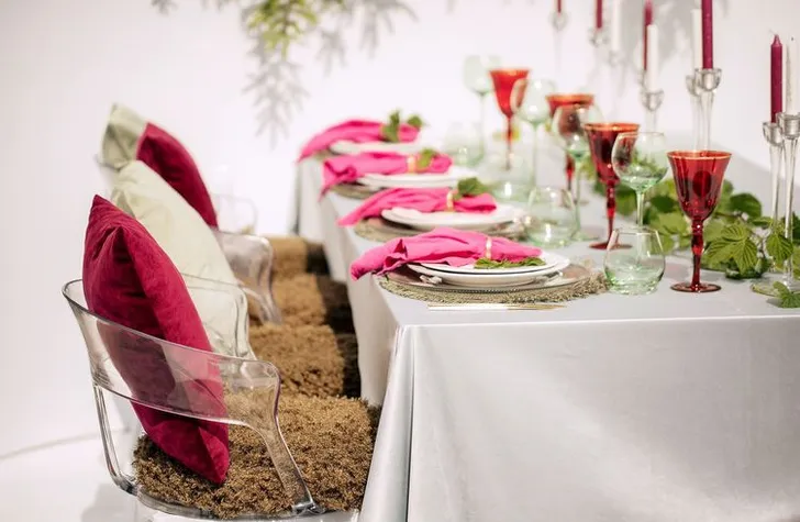 Красные акценты за прямоугольным столом