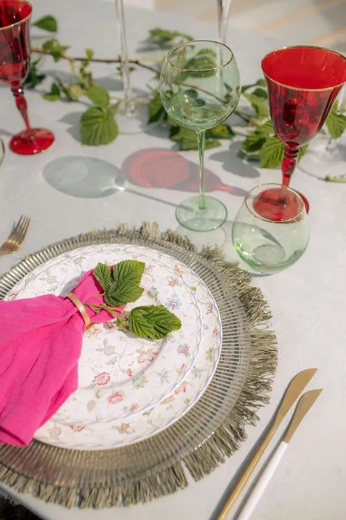 Красные акценты за прямоугольным столом