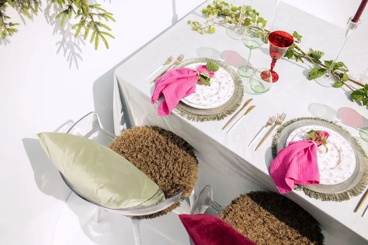 Красные акценты за прямоугольным столом