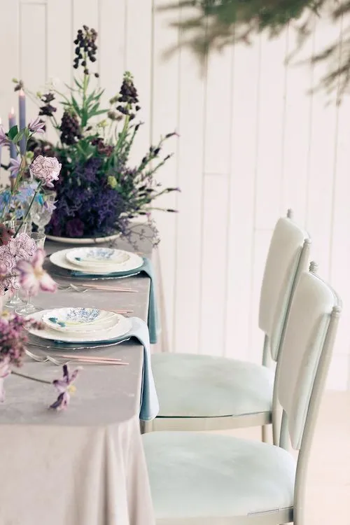Лавандовые оттенки за прямоугольным столом