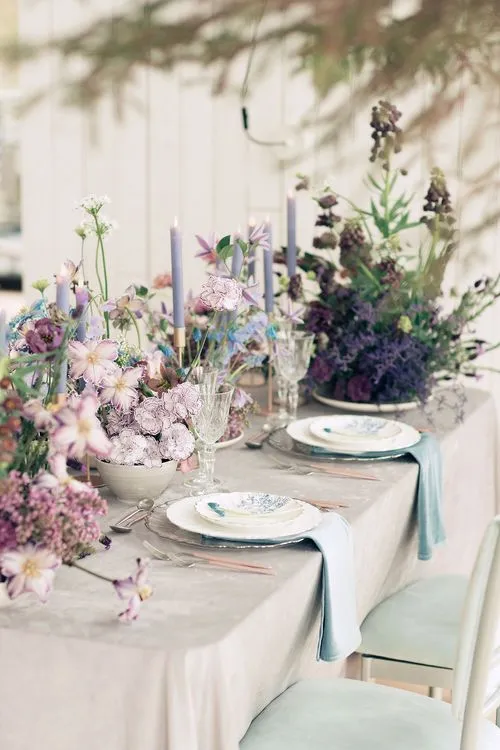 Лавандовые оттенки за прямоугольным столом