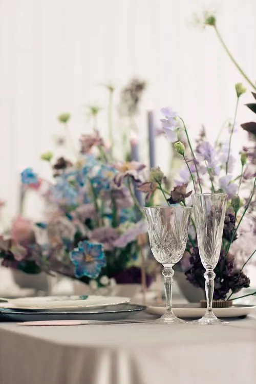 Лавандовые оттенки за прямоугольным столом