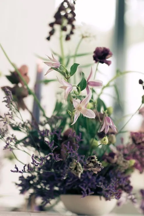 Лавандовые оттенки за прямоугольным столом