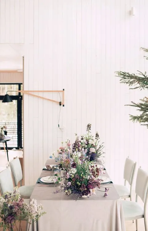 Лавандовые оттенки за прямоугольным столом