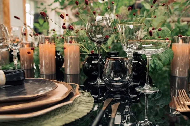 Лесной сет за большим круглым столом