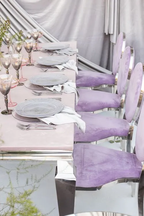 Лиловый сет за прямоугольным столом
