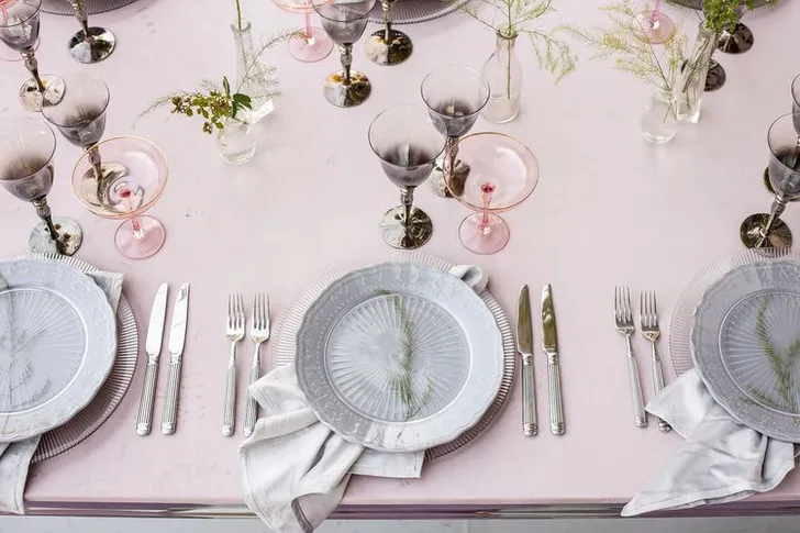 Лиловый сет за прямоугольным столом