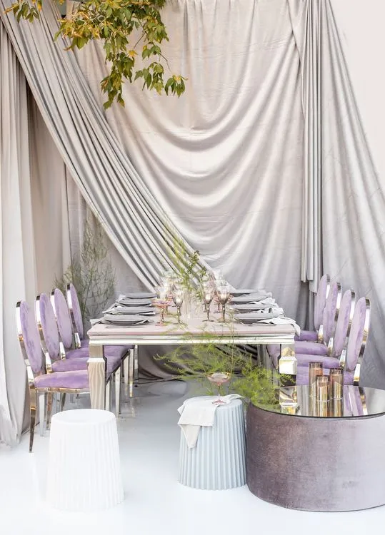 Лиловый сет за прямоугольным столом