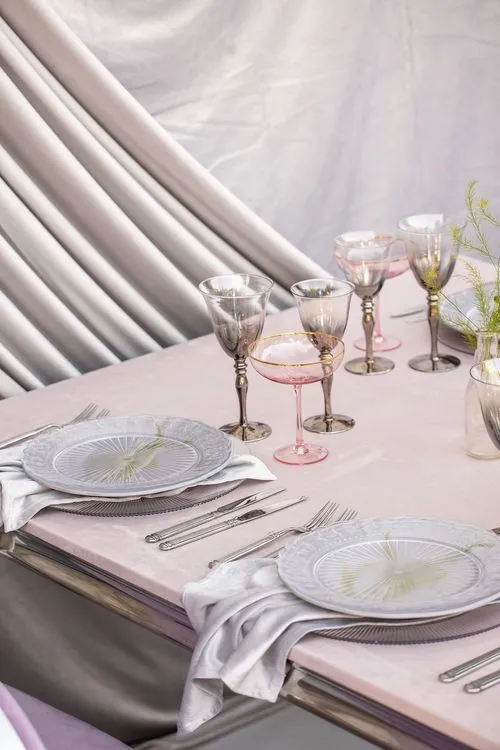 Лиловый сет за прямоугольным столом