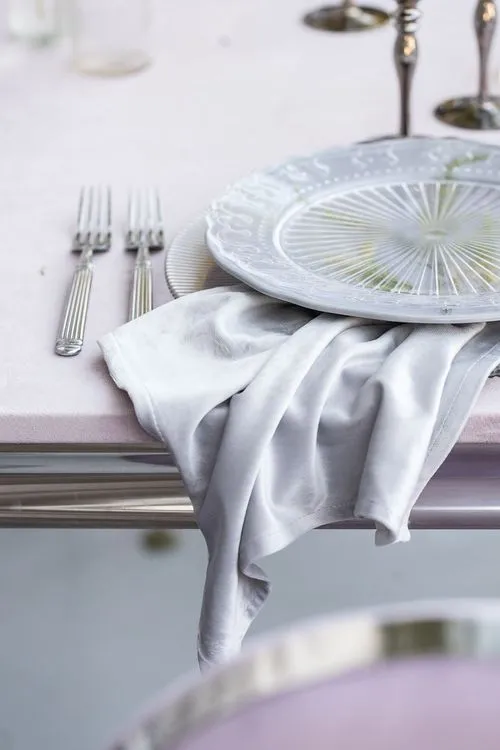 Лиловый сет за прямоугольным столом