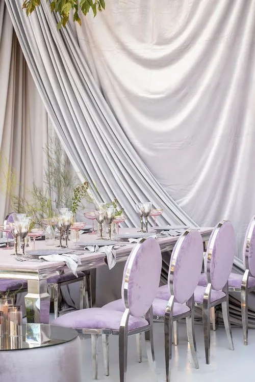 Лиловый сет за прямоугольным столом