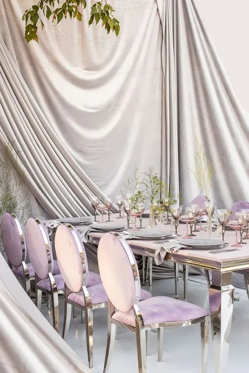 Лиловый сет за прямоугольным столом