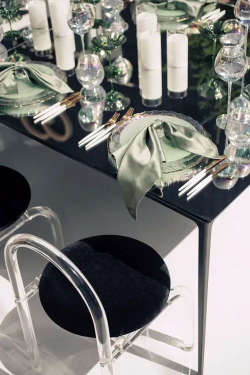 Матча-сет за зеркальным прямоугольным столом