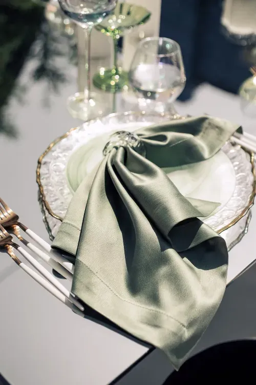 Матча-сет за зеркальным прямоугольным столом