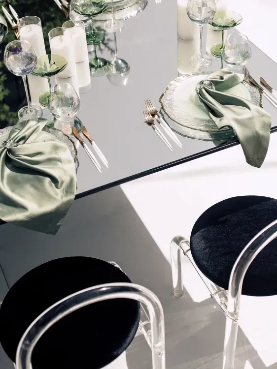 Матча-сет за зеркальным прямоугольным столом