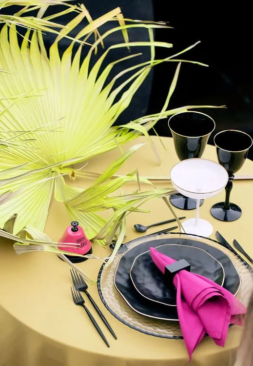 Неоново-зеленый сет за круглым столом