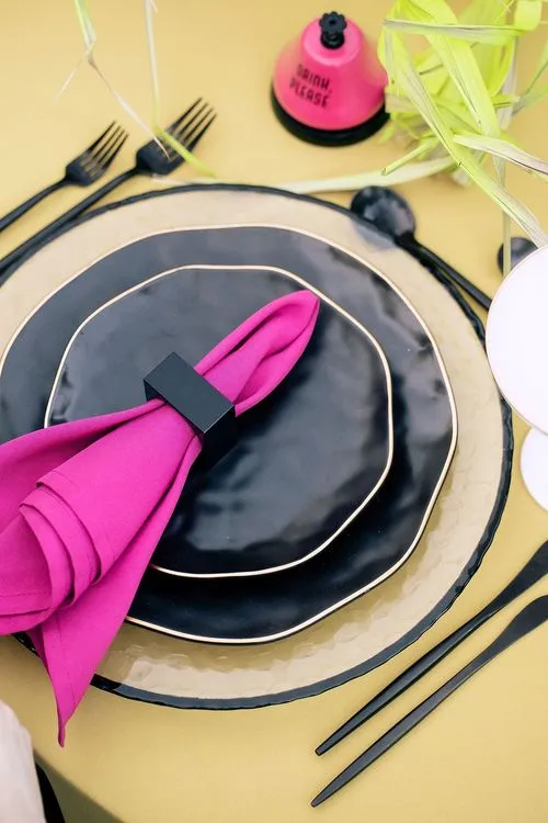 Неоново-зеленый сет за круглым столом