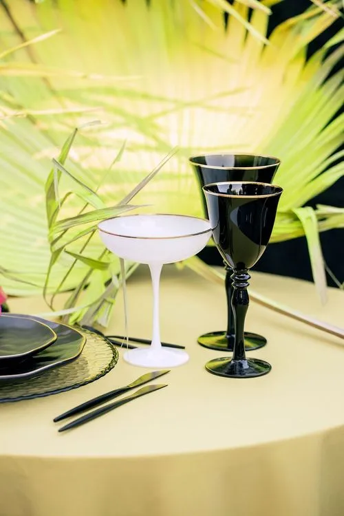 Неоново-зеленый сет за круглым столом