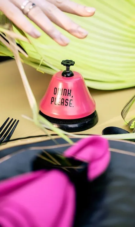 Неоново-зеленый сет за круглым столом