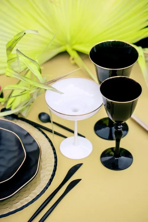 Неоново-зеленый сет за круглым столом