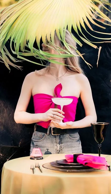 Неоново-зеленый сет за круглым столом