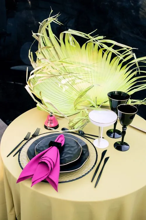 Неоново-зеленый сет за круглым столом