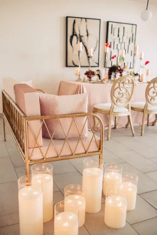 Нежно-розовый сет за прямоугольным столом