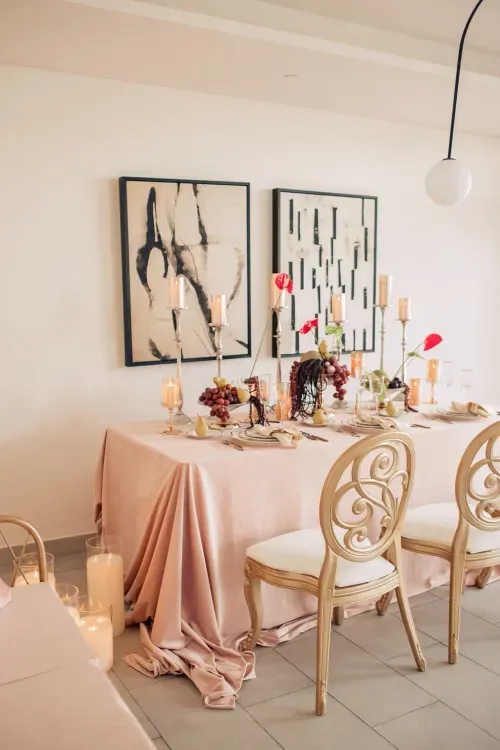 Нежно-розовый сет за прямоугольным столом