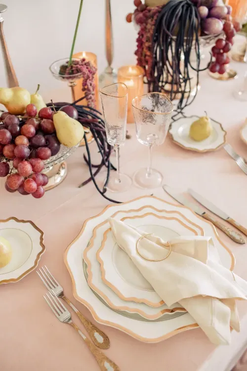 Нежно-розовый сет за прямоугольным столом