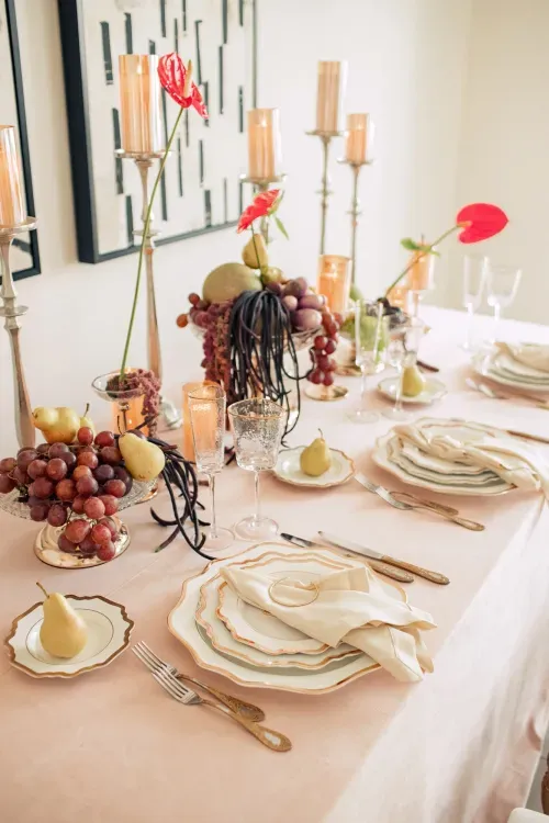 Нежно-розовый сет за прямоугольным столом