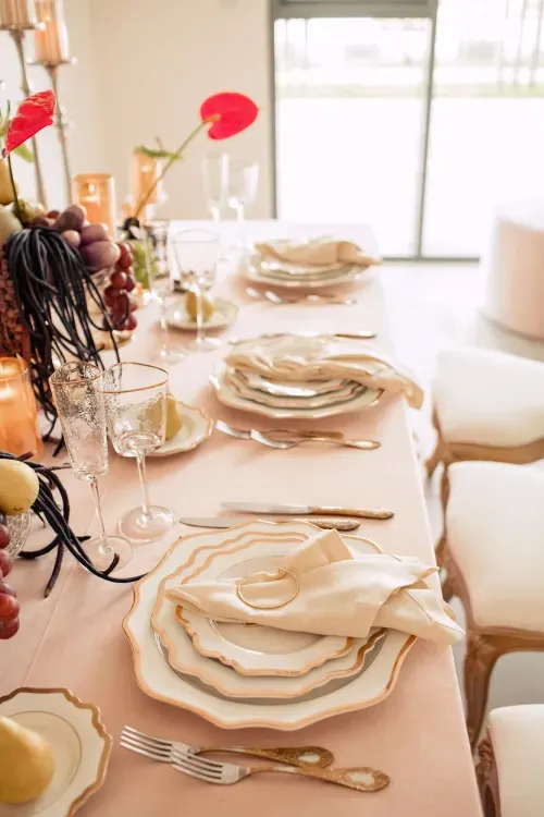 Нежно-розовый сет за прямоугольным столом