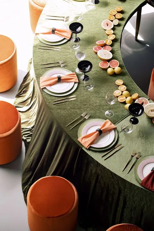 Оранжево-зеленый сет с бархатными пуфами и столом-волна