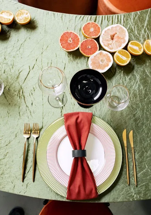 Оранжево-зеленый сет с бархатными пуфами и столом-волна