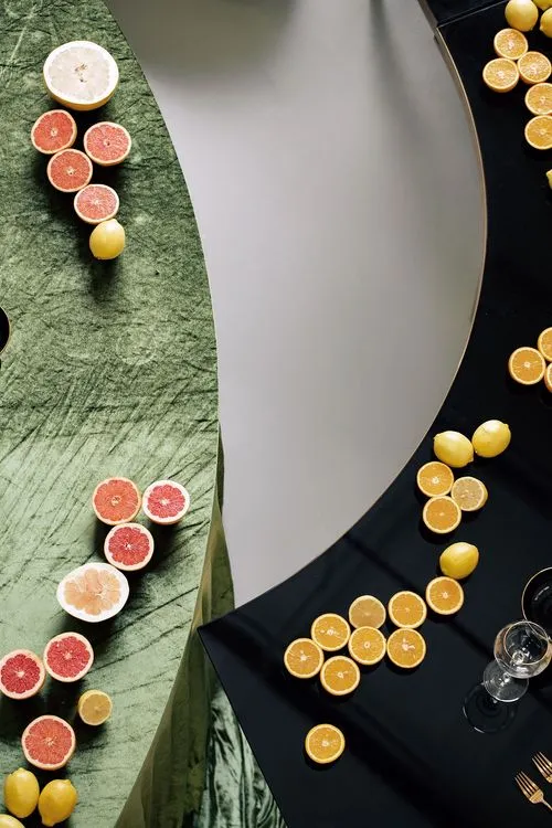 Оранжево-зеленый сет с бархатными пуфами и столом-волна