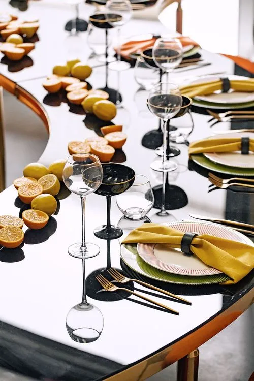 Оранжево-зеленый сет с бархатными пуфами и столом-волна