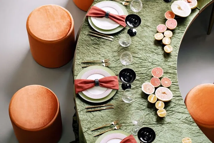 Оранжево-зеленый сет с бархатными пуфами и столом-волна