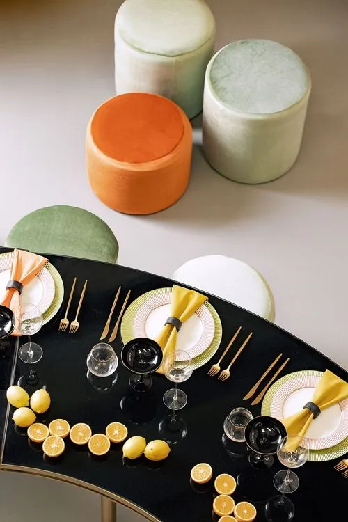 Оранжево-зеленый сет с бархатными пуфами и столом-волна