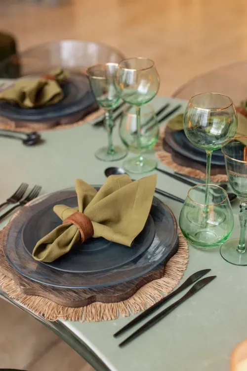 Папоротниковый сет за столом-волна