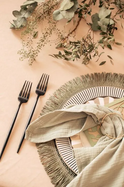 Папортниково-бежевый сет за прямоугольным столом