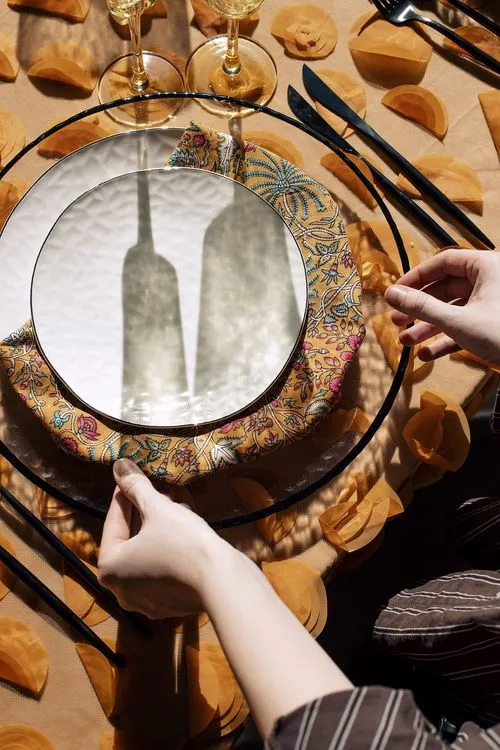 Персиковый сет за прямоугольным столом