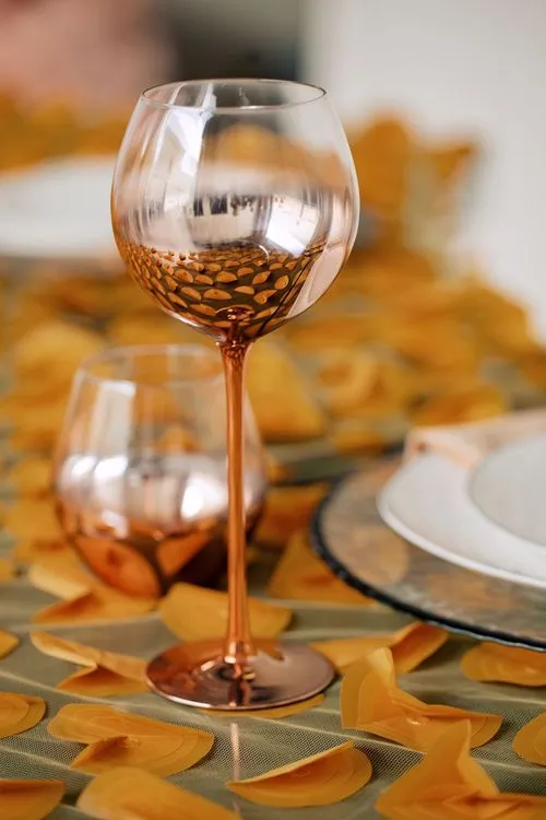 Персиковый сет за прямоугольным столом