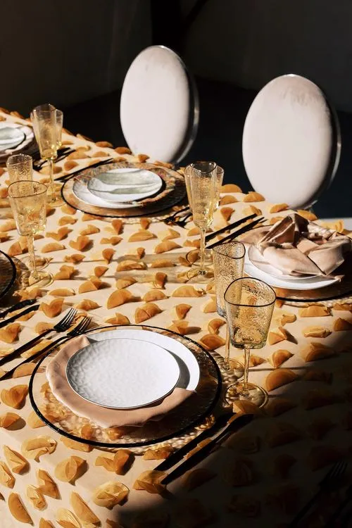 Персиковый сет за прямоугольным столом