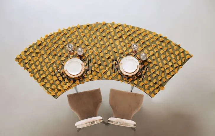 Персиковый сет за прямоугольным столом