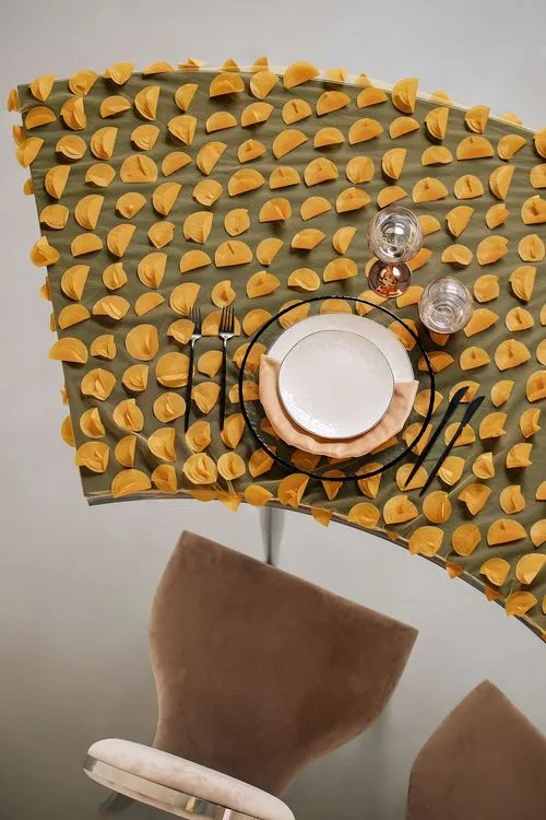 Персиковый сет за прямоугольным столом